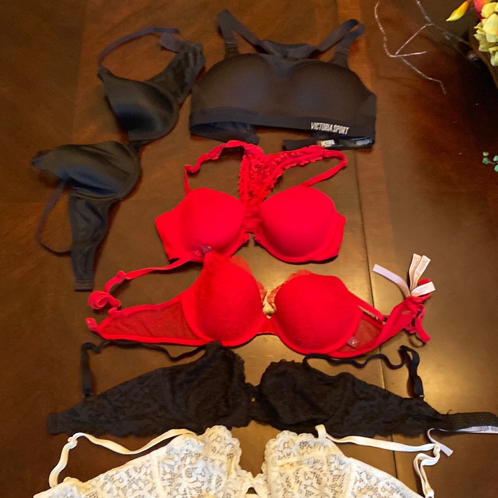 5 Victoria’s Secret bras and 1 Maidenform